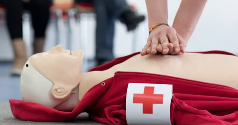 Wie lange dauert ein Erste-Hilfe-Kurs? Dauer, Stunden & Ablauf erklärt